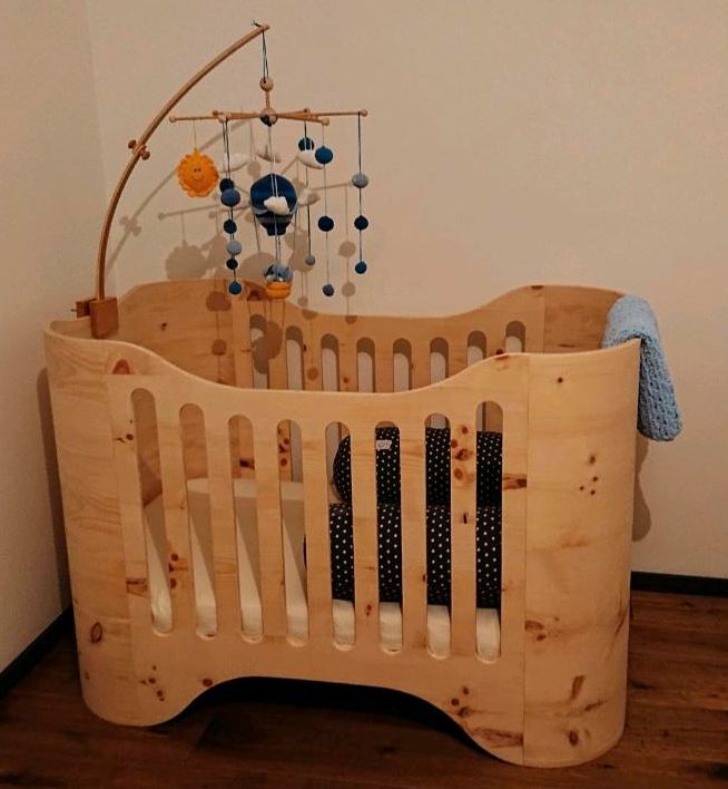 Bennis Nest - Minibett, Kinderbett, Babybett aus Zirbenholz in Dogern