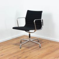 Vitra Eames Alu Chair Konferenzstuhl Hopsak Schwarz mit Armlehnen Hessen - Griesheim Vorschau