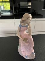 ORIGINAL CASADES PORZELLANFIGUR FRAU SITZEND ROSA DAME BUCH RAR Niedersachsen - Wilhelmshaven Vorschau