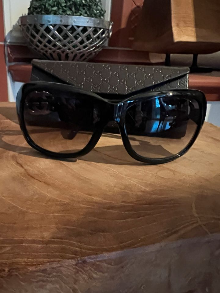 Neuwertige Sonnenbrille v. Gucci, schwarz in Stelle