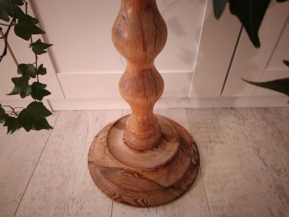 Alte Blumensäule gedrechselt, massiv Holz Eiche, Blumenständer in Horneburg