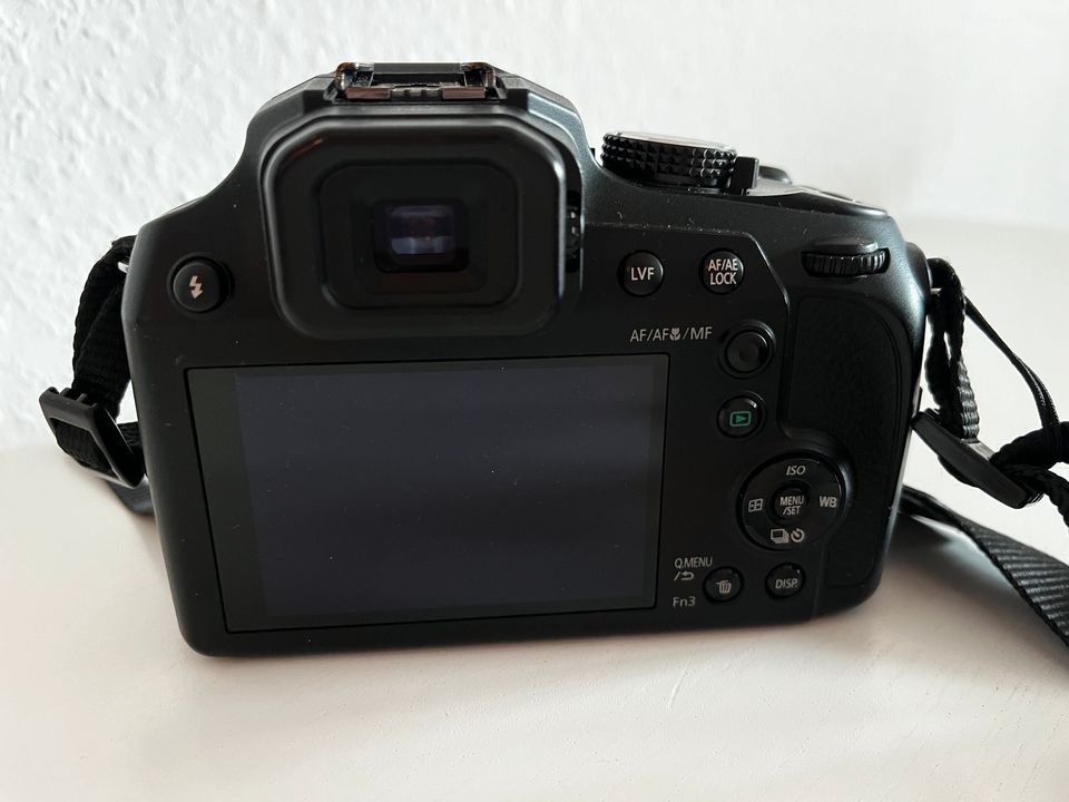 Panasonic Lumix DC FZ82 Superzoomkamera -wie neu inkl. Zubehör in Köln