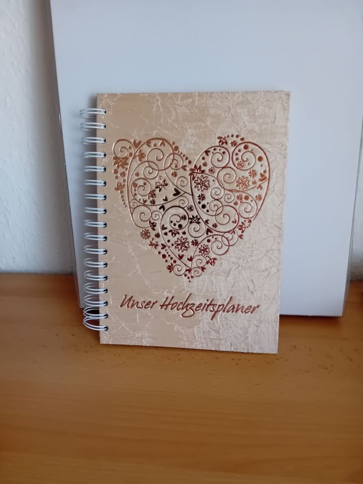 Fotoalbum Hochzeit mit Hochzeitsplaner mit roten Herz in Schönebeck (Elbe)