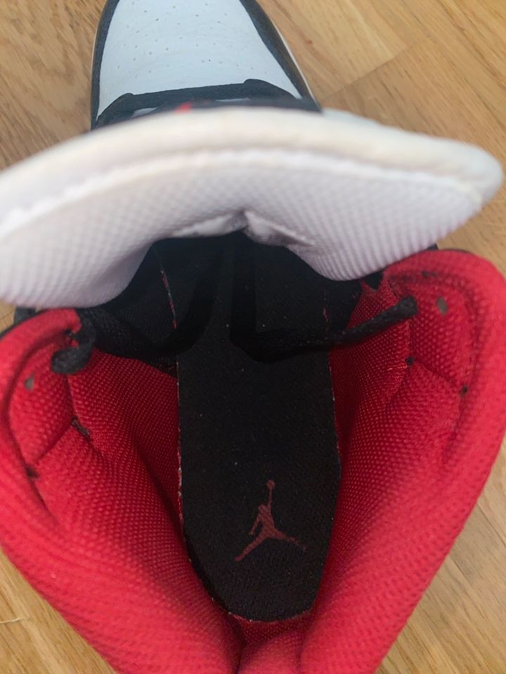 Nike Air Jordan (Rot, Schwarz und Weiß) in Filderstadt