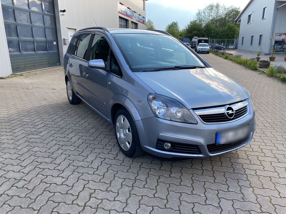 Opel Zafira B in Hamburg