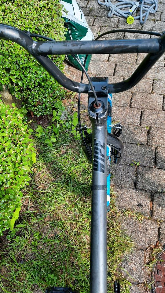 BMX anthrazit mit blauen Camouflage Reifen in Schallstadt