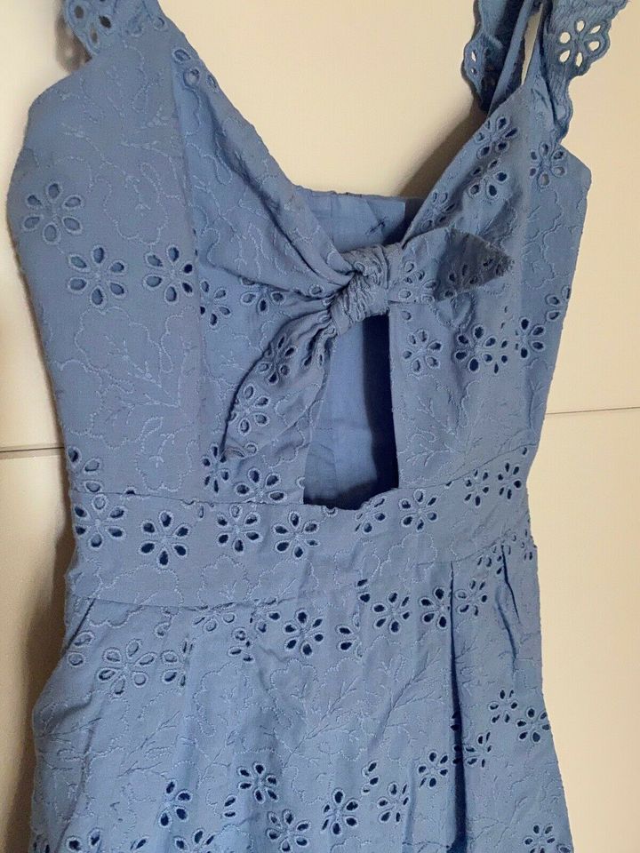 H&M Jumpsuit mit Volants, Stickereien & Cut Out blau Gr. 34 in Windberg