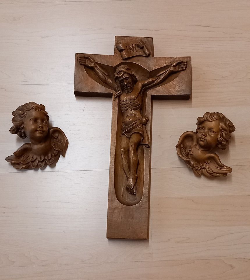 Holzkreuz und zwei Puten/Engelköpfe in Finsing