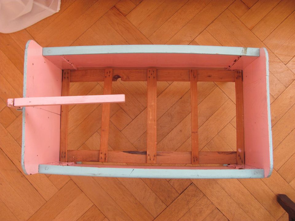 ❤ zuckersüßes Holz Puppenbett aus den 1950ern rosa/ himmelblau ❤ in Uelzen