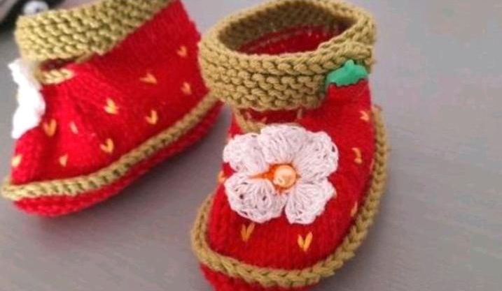 Baby Schuhe Erdbeere Geschenk Geburt neu gestrickt Handarbeit in Osterhofen