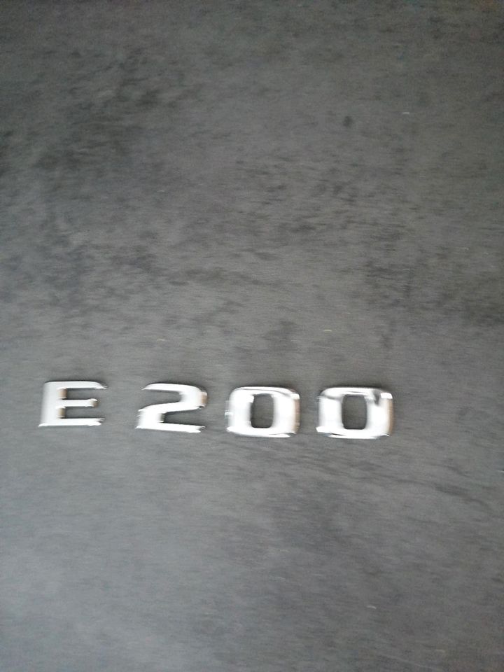 Typenbezeichnung Mercedes E200 in Berlin