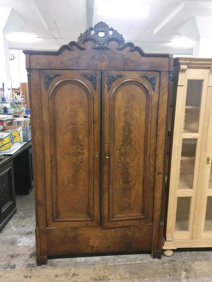 24567RH Wunderschöner antiker Schrank dunkel Dielenschrank in Augsburg