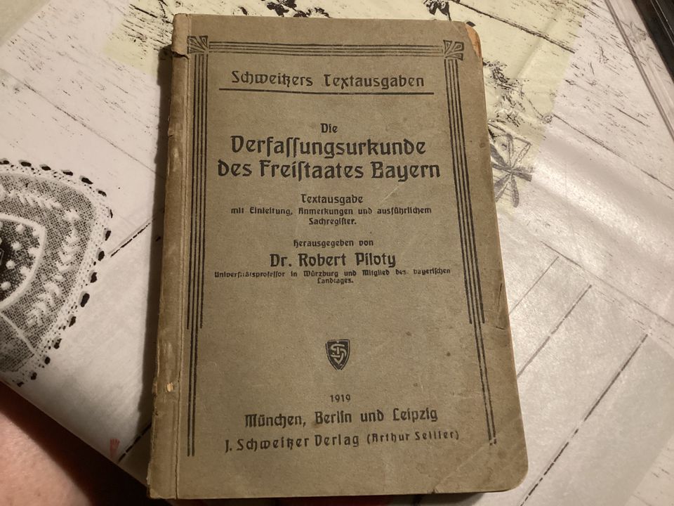 Buch „die Verfassungsurkunde des Freistaates Bayern“ von 1919 in Grafling