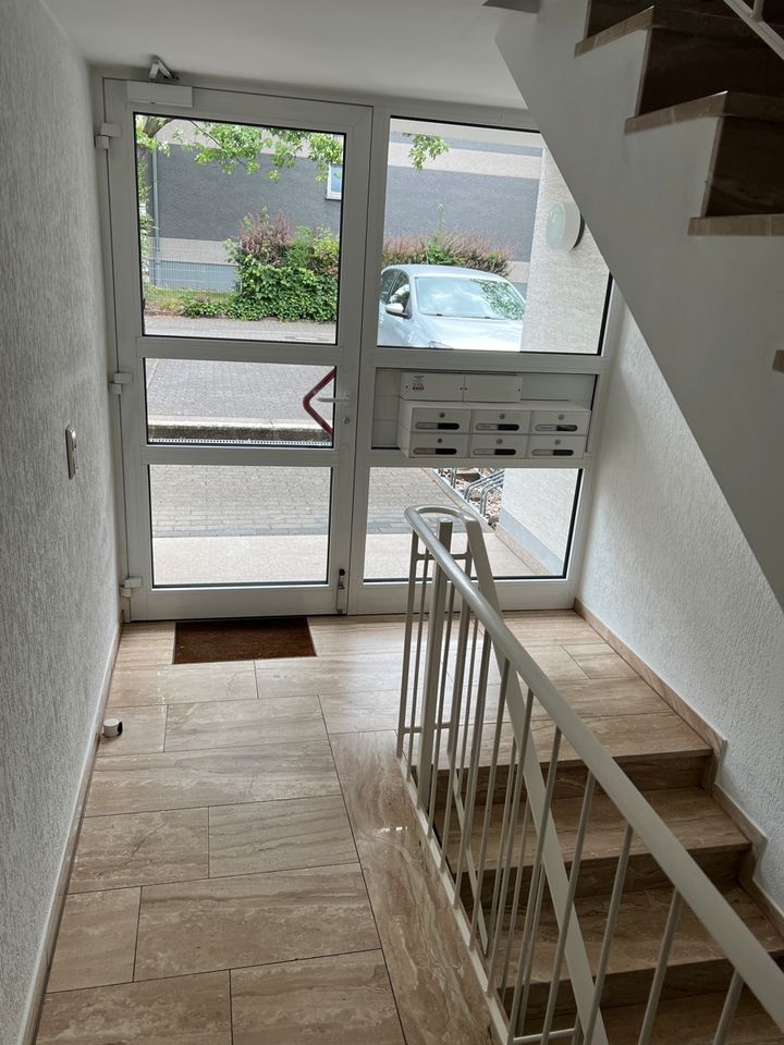 BONN BEUEL TOP 3-Zimmer Wohnung im 1.OG, ca. 90 m²  Wfl., Einbauküche, Balkon, Gäste-WC, Stellplatz. in Bonn