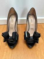 VALENTINO GARAVANI 37 Lackleder Peep Toes Pumps Schleife schwarz Köln - Ehrenfeld Vorschau