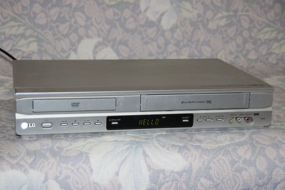LG V-9700 VHS/DVD / 6 Heads / Hi-FI Videorecorder ohne FB in Berlin