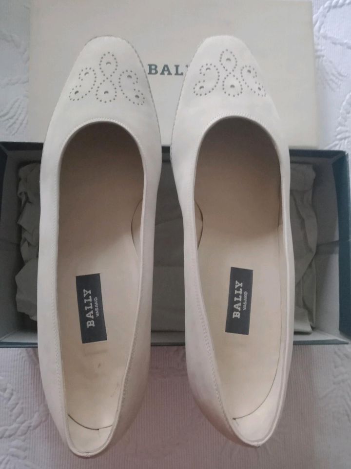 BALLY 42 beige neuwertig in Krefeld