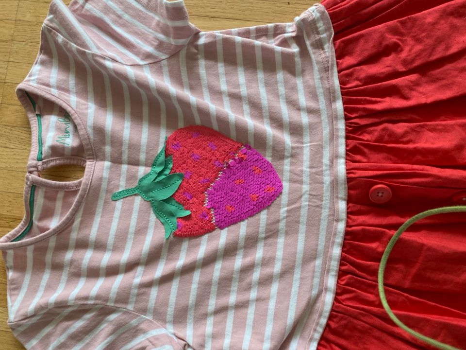 Mini Boden Kleid mit Paillettenmotiv Erdbeere in Berlin