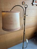 Antike Stehlampe mit verstellbaren Schirm, Messingfuß Niedersachsen - Schüttorf Vorschau