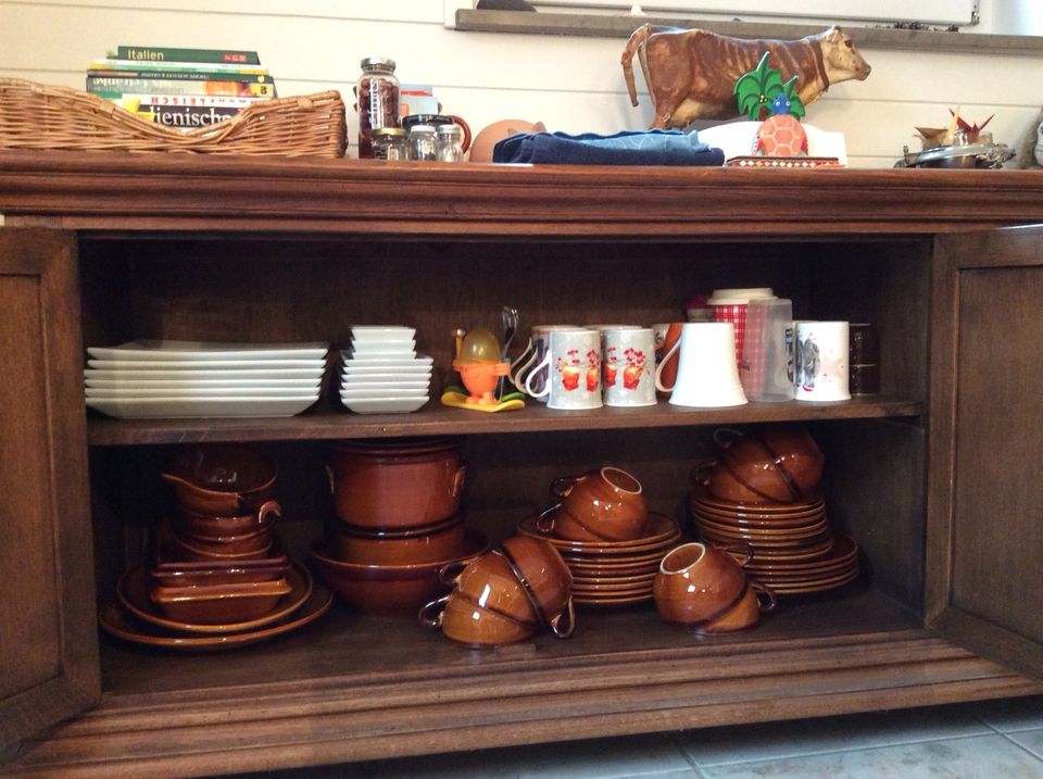 Esszimmer Geschirrschrank Sideboard Stühle von Enschede Castle in Esslingen