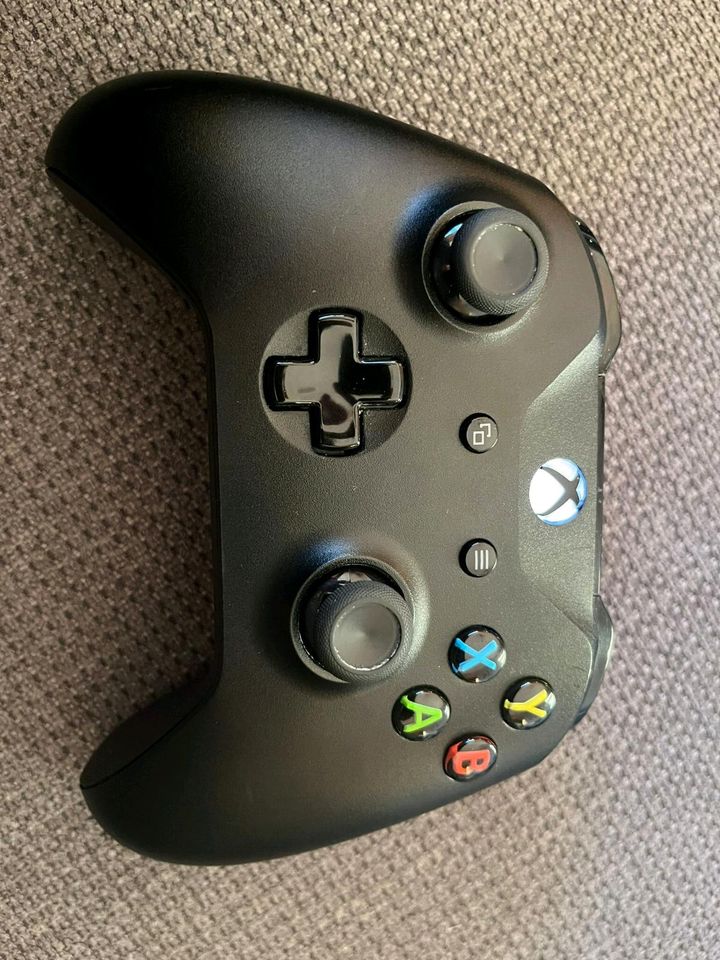 Xbox one X inclusive Zubehör in OVP in Waldweiler