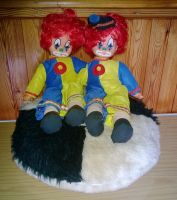 Zwei Clowns (36 cm groß) und ein Fellkissen (38 cm). Sachsen-Anhalt - Zahna-Elster Vorschau