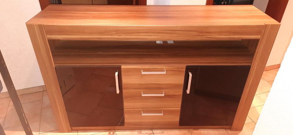 Sideboard Nussbaum/schwarz glänzend, 3 Schubladen, sehr stabil in Jesberg