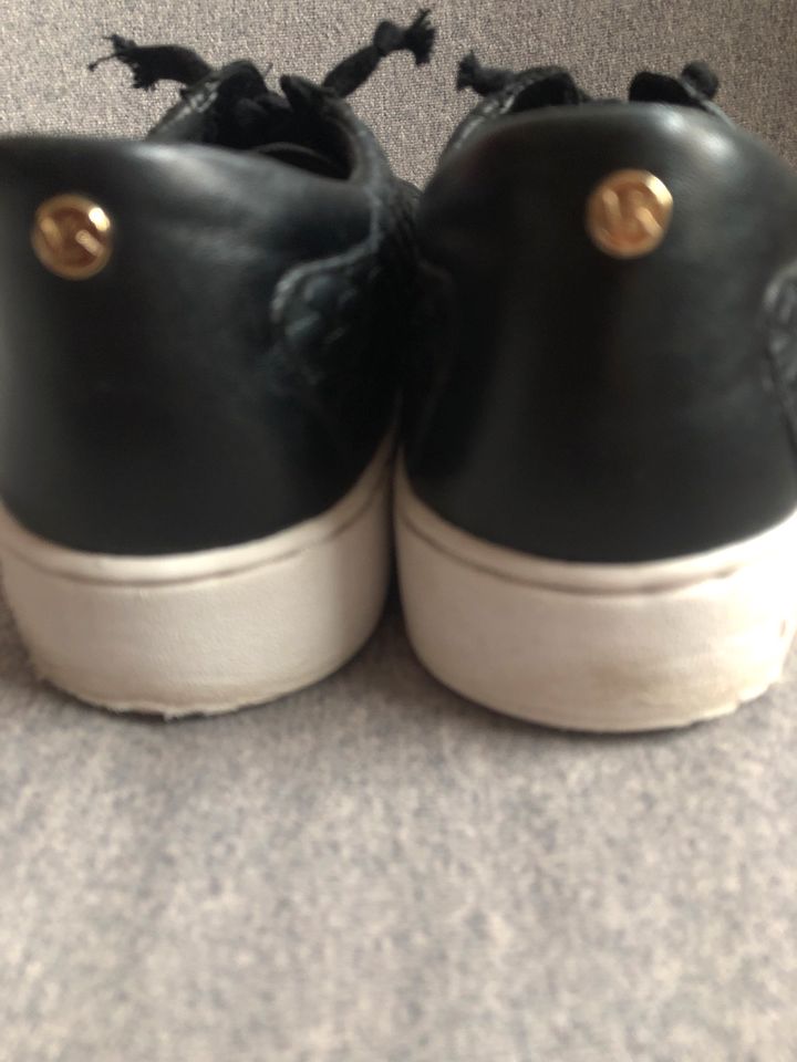 Schuhe Damen Michael Kors Leder Sneaker Schnürschuhe schwarz in München-Flughafen