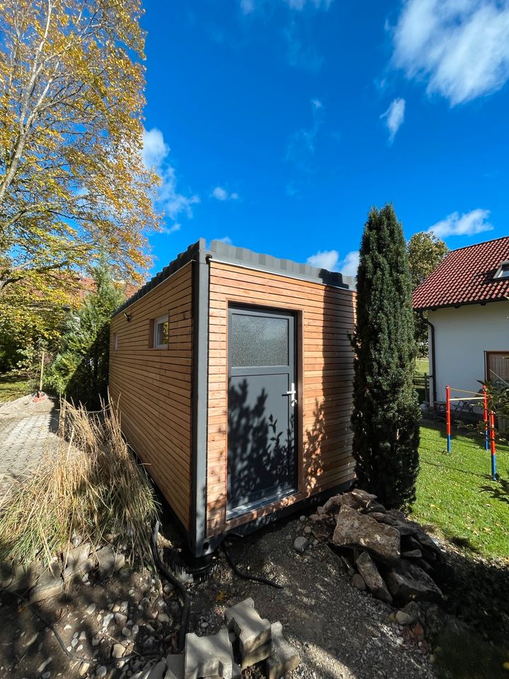 Garagen-Gartenhaus aus upgecyceltem Co. mit Dachbegrünung in Windach