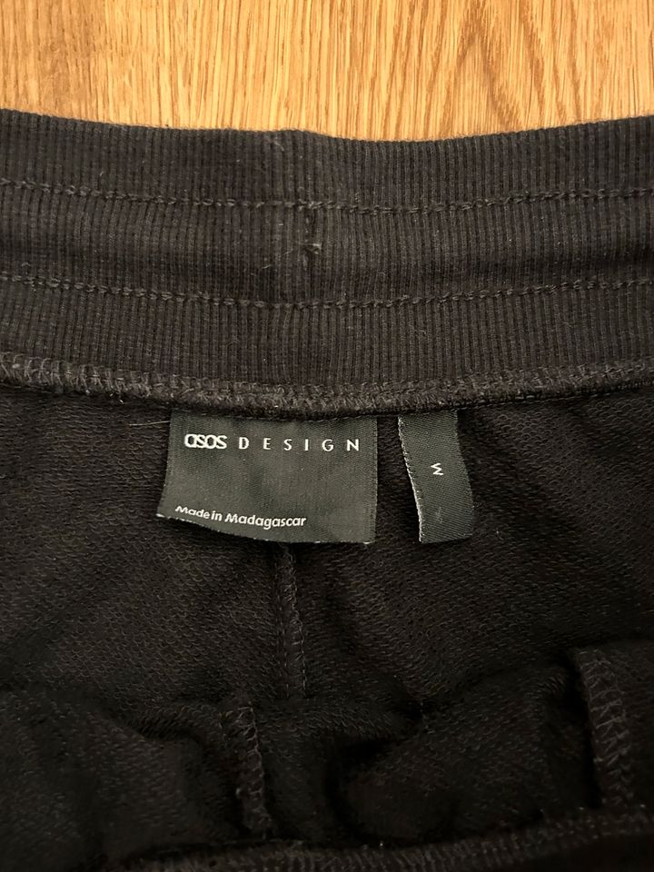 Grüne H&M Hose und schwarze Asos Hose in Größe M in Büttelborn