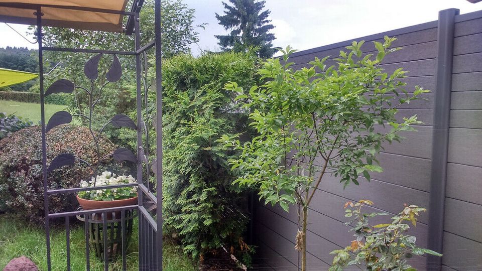 WPC-Sichtschutzzaun für jeden Garten. Ab 229 €. zaunline hat´s. in Laubach
