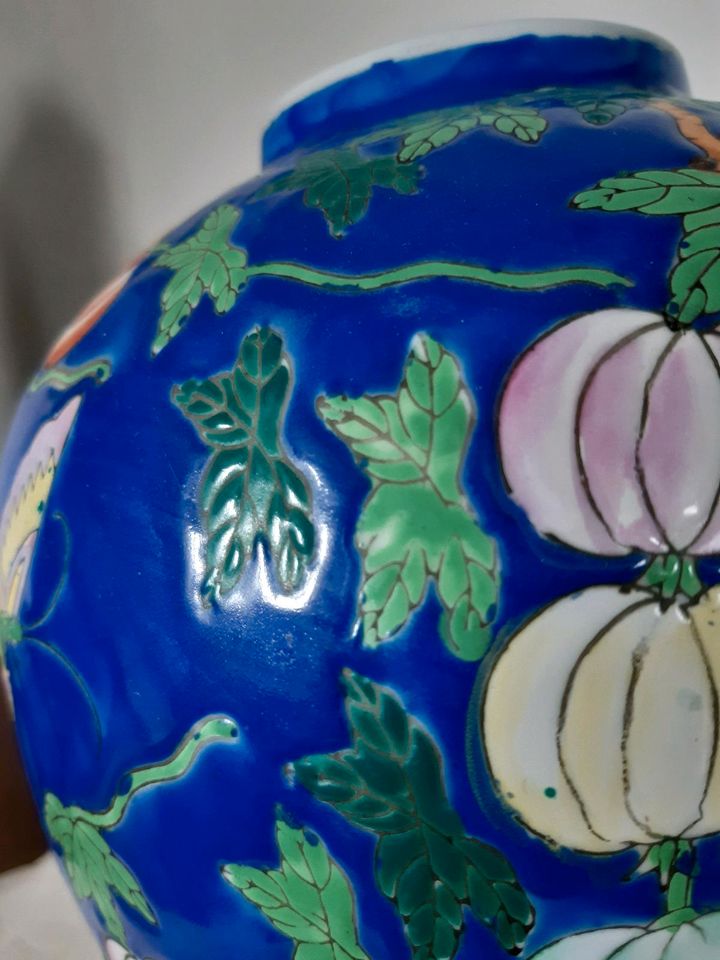 Alte Vase China? Porzellan weiß Polychrom bemalt in Biblis