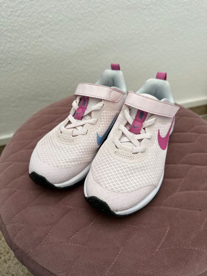 Nike Kinderschuhe Größe 28.5 in Alzey