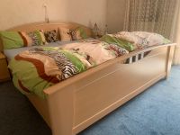 Schönes Bett Ehebett gut erhalten + 2 Nachttische NP ca. 1200€ Baden-Württemberg - Ludwigsburg Vorschau
