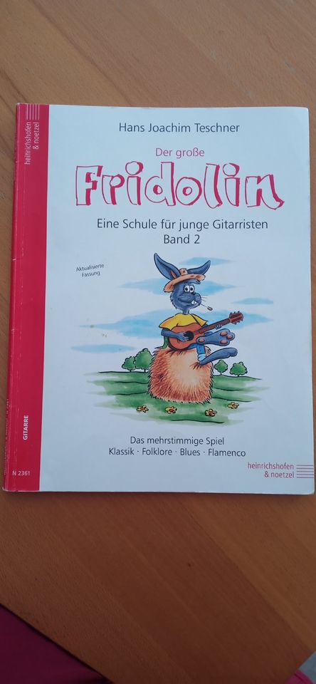 E-Gitarre, Verstärker, Gitarrenstuhl, -ständer, Notenständer u.a. in Ostelsheim