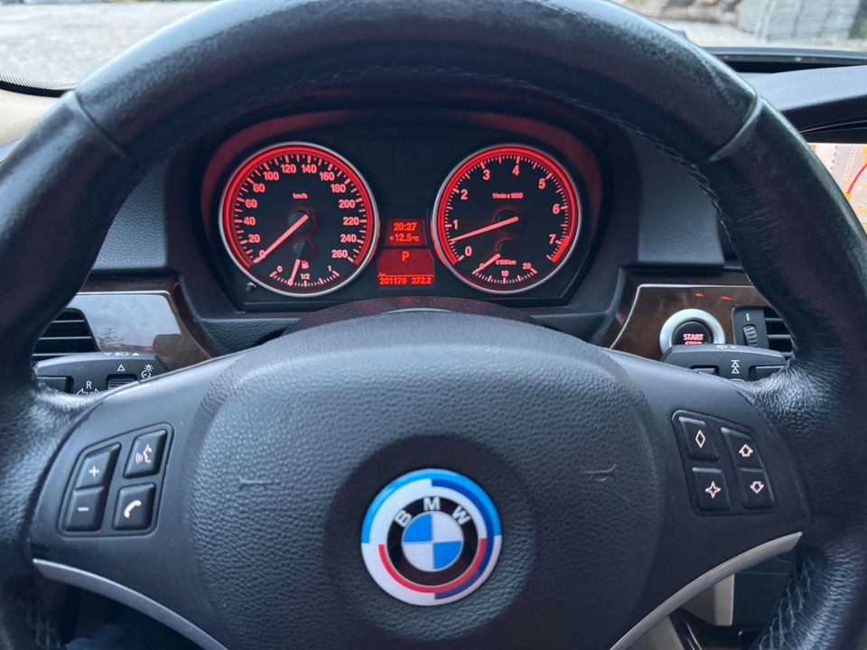 BMW 330i LIMOUSINE*AUTOMATIK*LEDER*NAVI in Gersthofen