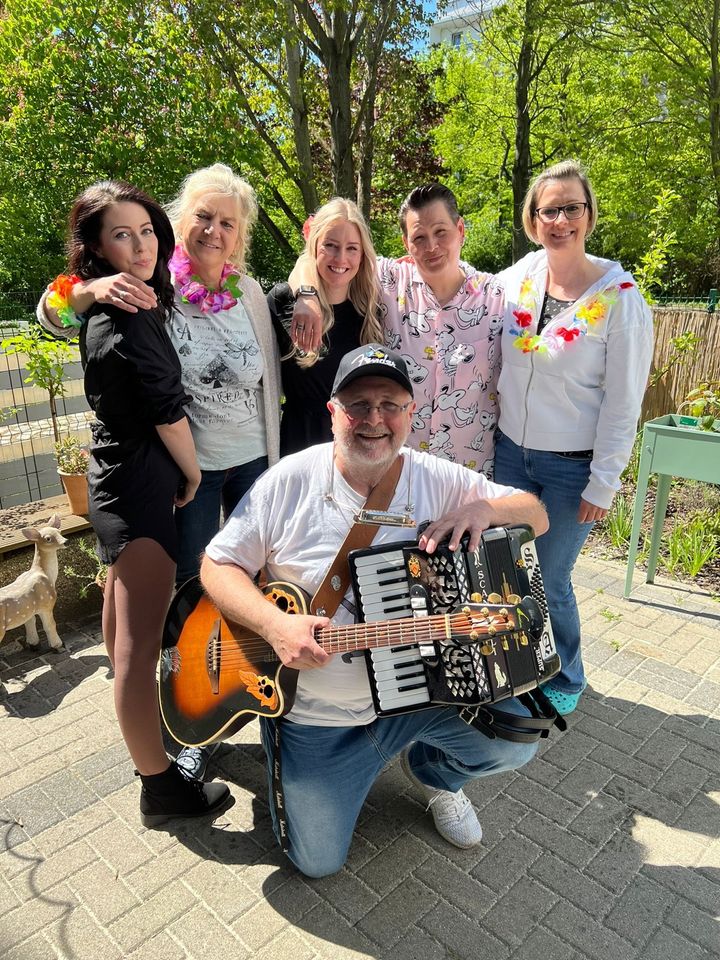 Live Musiker Sänger Akkordeonspieler Alleinunterhalter DJ Berlin in Berlin