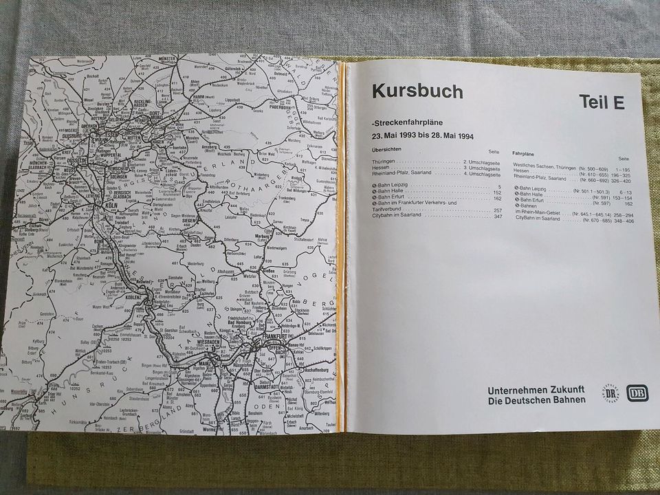 Kursbuch Bahn 1993/94 in Chemnitz