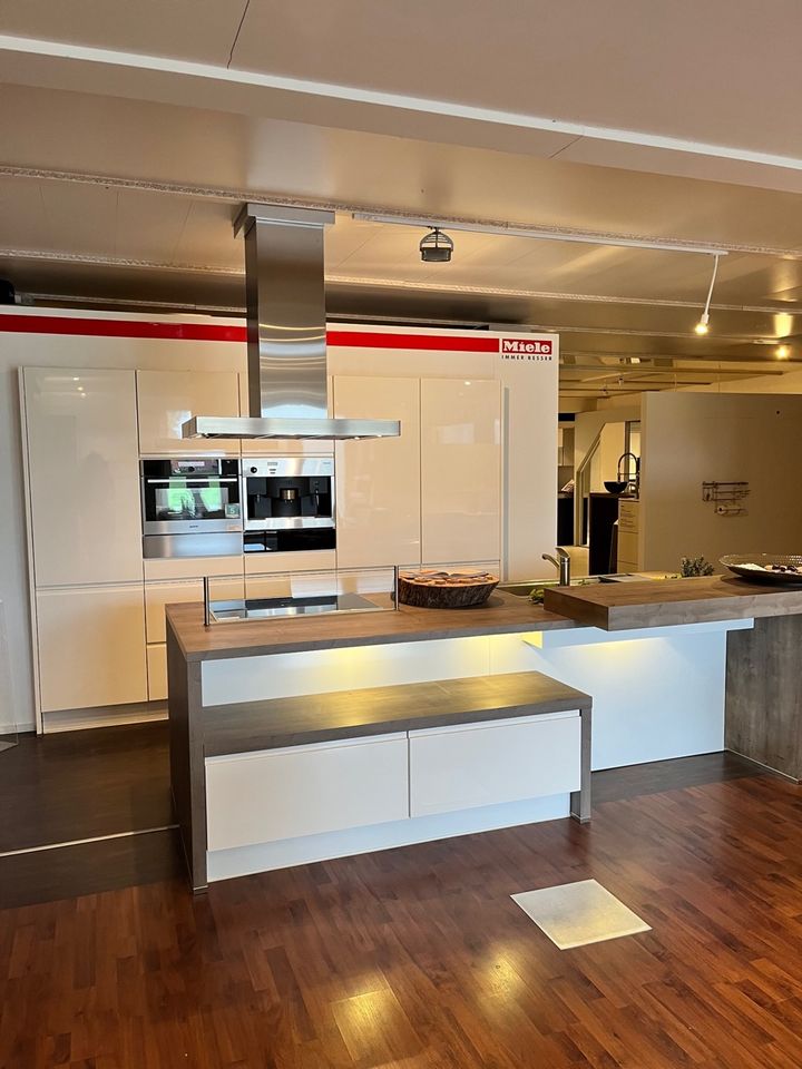 Küche Ausstellungsküche Lack Weiß Hochglanz in Herzebrock-Clarholz
