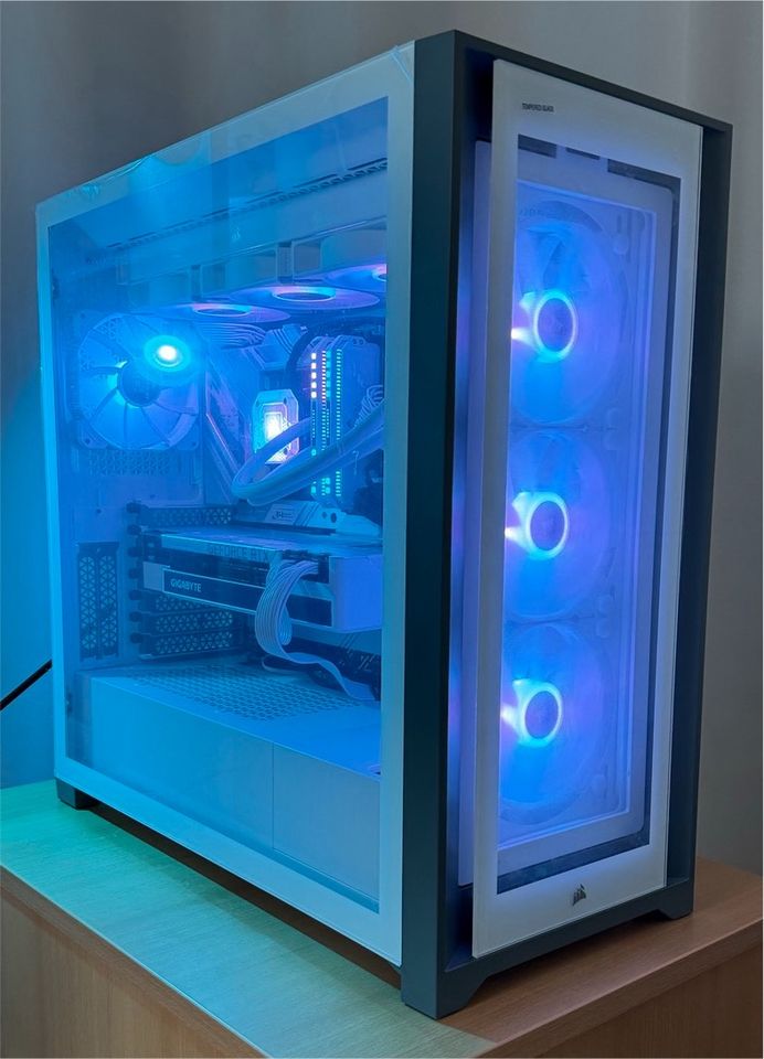 High-End Gaming PC in Weiß - Top Specs & Zustand in Neubiberg