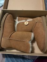 Ugg Boots Stiefel mit Knopf neu Reduziert!!!! Essen - Rüttenscheid Vorschau