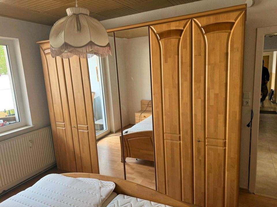 Schlafzimmer Schrank/Bett/Kommoden in Eschweiler