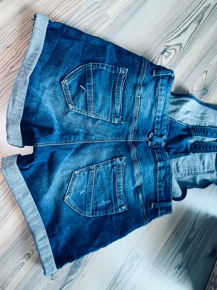 s.Oliver kurze Jeans Latzhose Shorts Latzbermuda 158/164 reg in  Nordrhein-Westfalen - Werne | eBay Kleinanzeigen ist jetzt Kleinanzeigen