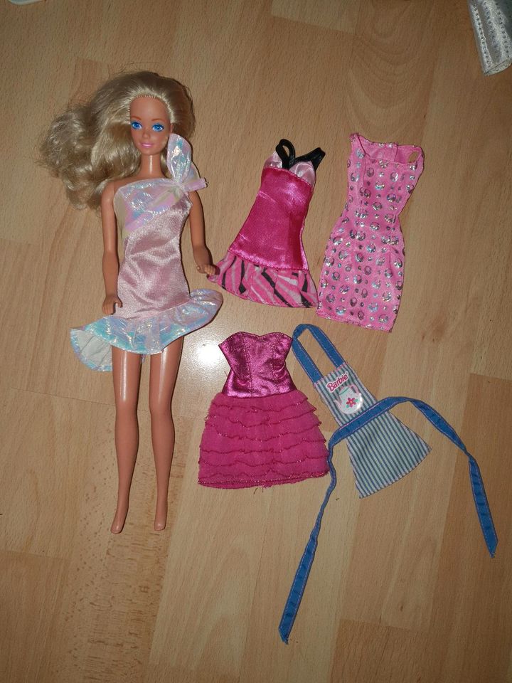 Hübsche Barbie mit rosa Party Kleidung in Düsseldorf