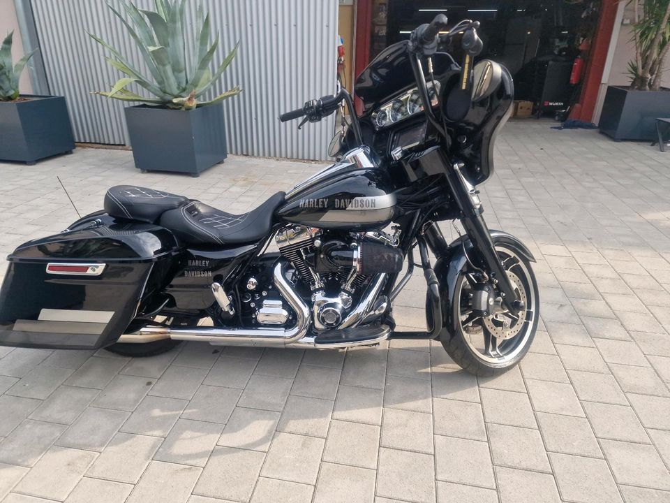 Harley Davidson Street Glide in Waldenburg