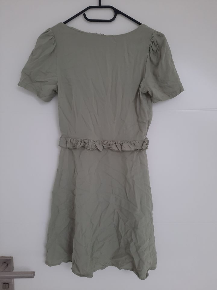 Asos Kleid Khaki mit Knöpfen  Gr. 34 in Erfurt