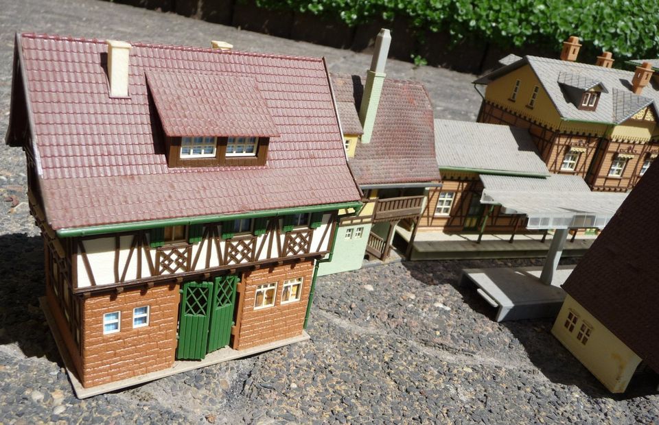 Modellbau Dorf - z.B. Kirche - Bahnhof - Stadtmauer .., Haus - H0 in Wissen