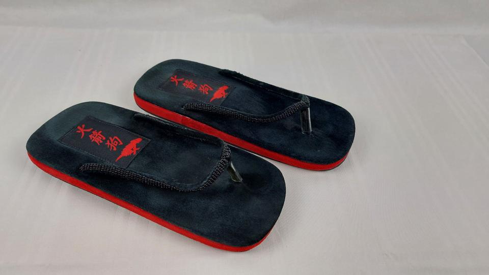 Zehentrenner Flip-Flops Gr. 39 schwarz rot perlenbestickt flach in Leverkusen