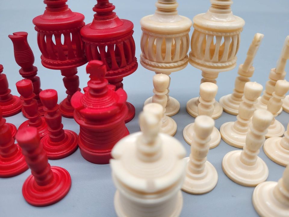 Zeitgenössische Handgefertigte Schachfiguren aus Walrosszahn in Wuppertal