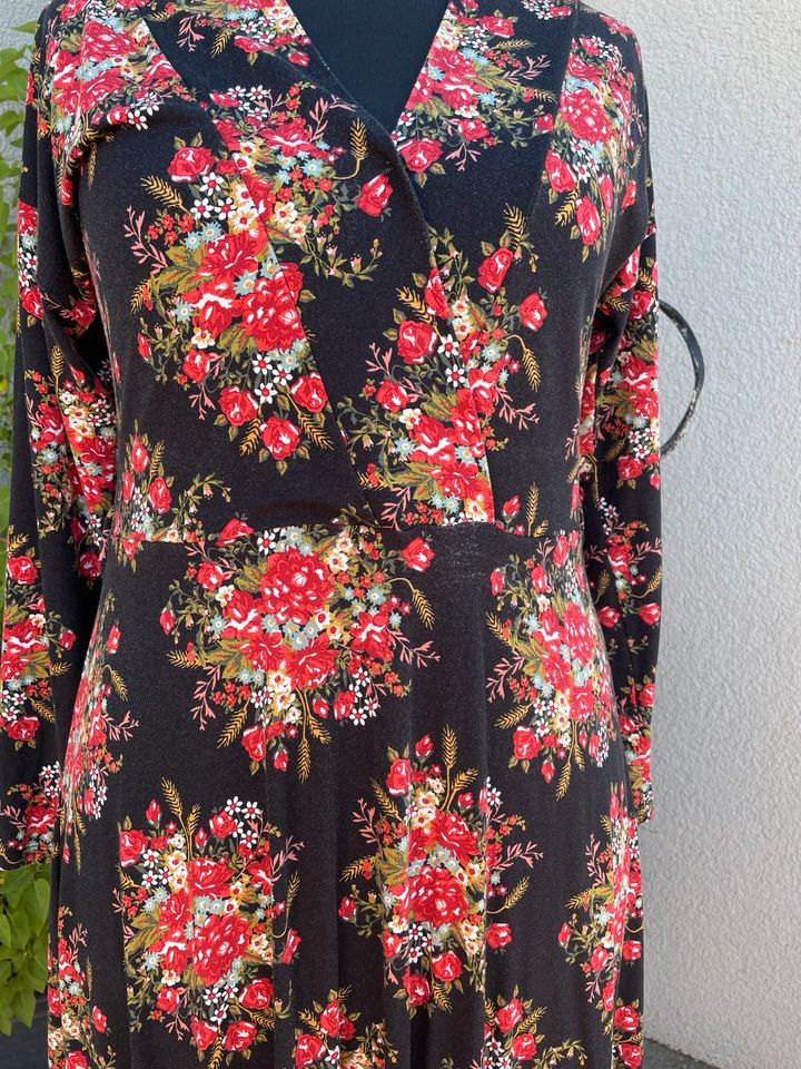 Blutsgeschwister Kleid Schwarz mit Rosen Gr. XL / 44 in Uelzen